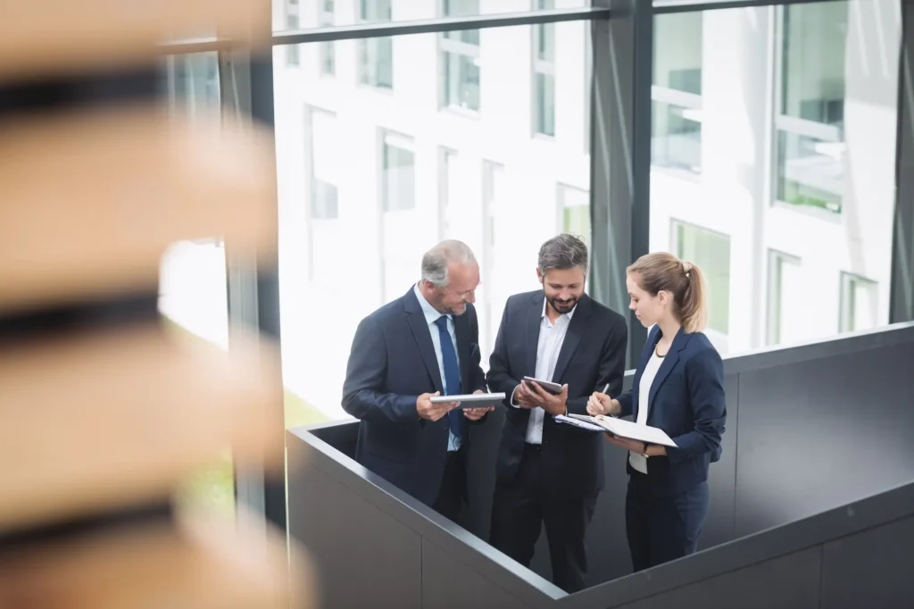 Grupo de Inversores evaluando una cartera de inversión