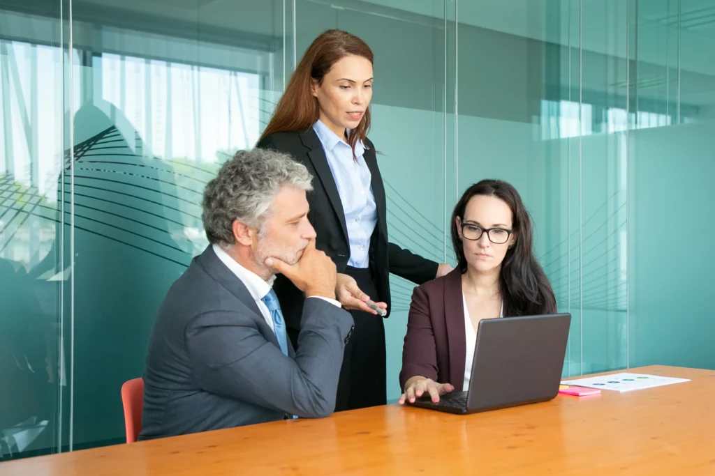 Grupo de inversores estudiando una posible inversión